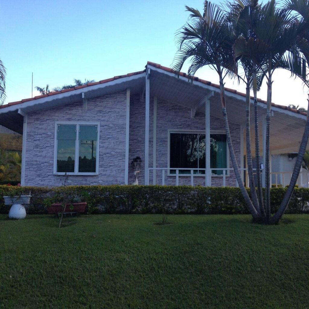 Casa em steel frame com fachada revestida em Plaviprint