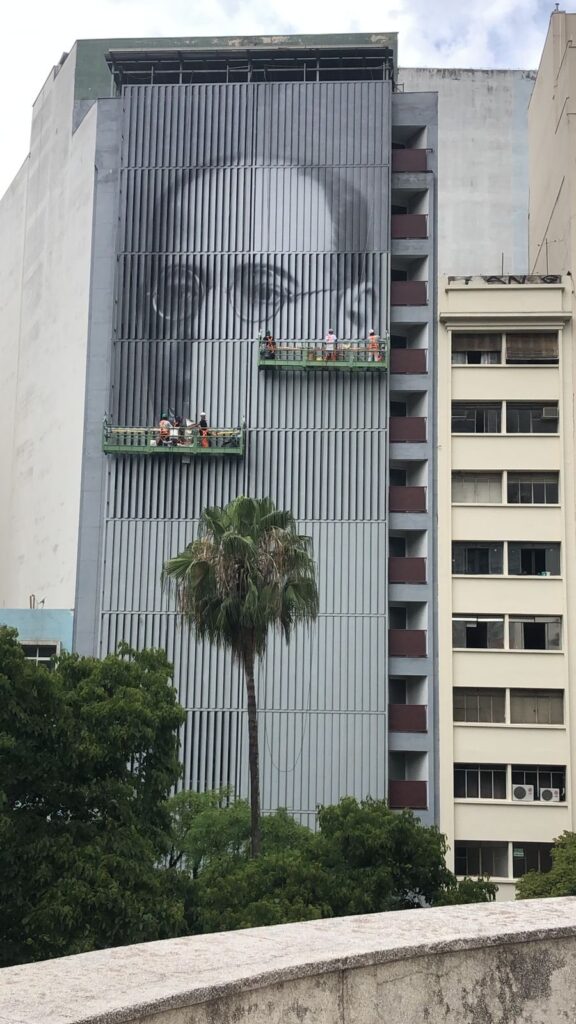 Fachada de prédio revestida em Plaviprint, aplicação externa