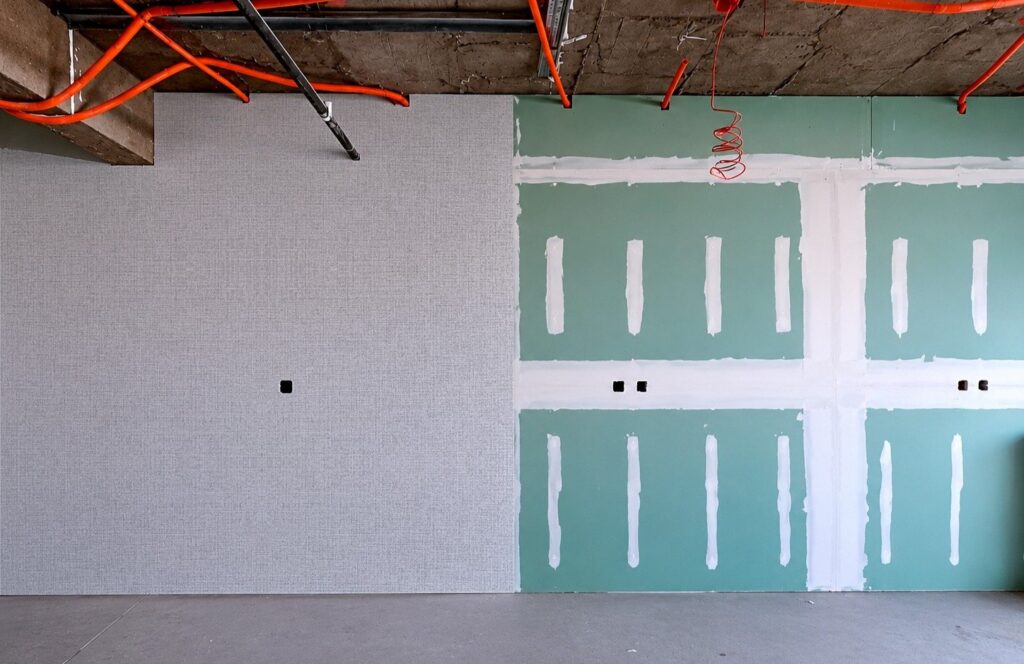 Parede de drywall em obra, antes do acabamento